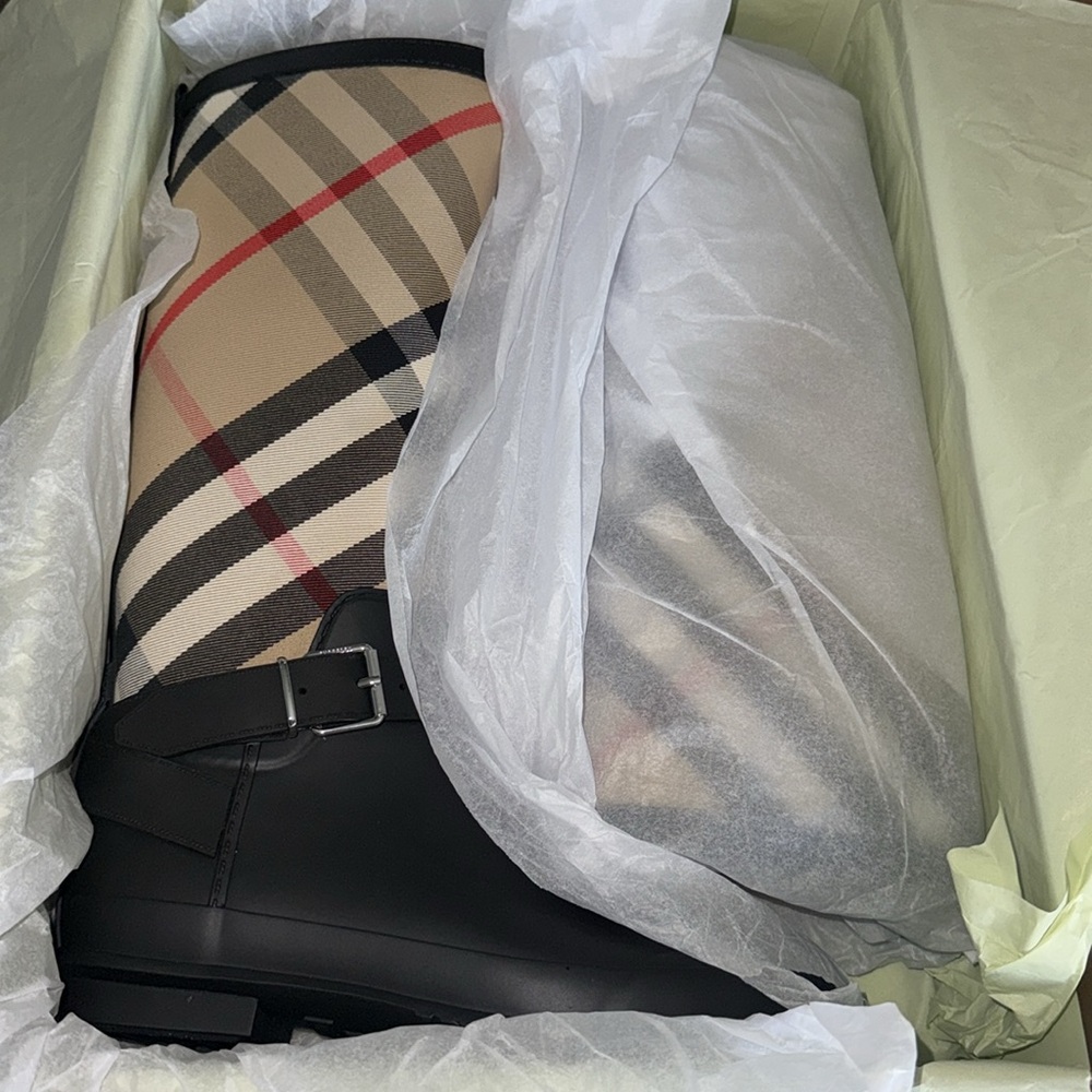 SOLD❗️NEW WITH BOX❗️BURBERRY Beige House Check Boots  (SIZE 9)